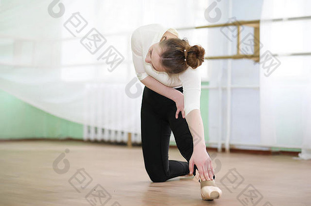 漂亮女孩芭蕾舞演员练习