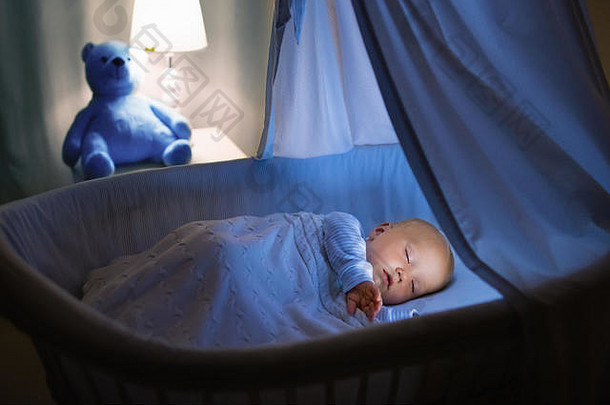 可爱的婴儿喝牛奶蓝色的摇篮树冠晚上男孩睡衣公式瓶准备好了睡眠黑暗房间