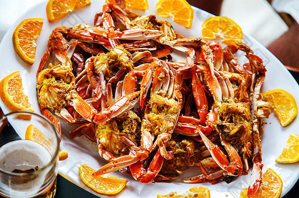 美味的熟螃蟹放在盘子里。亚洲美食。