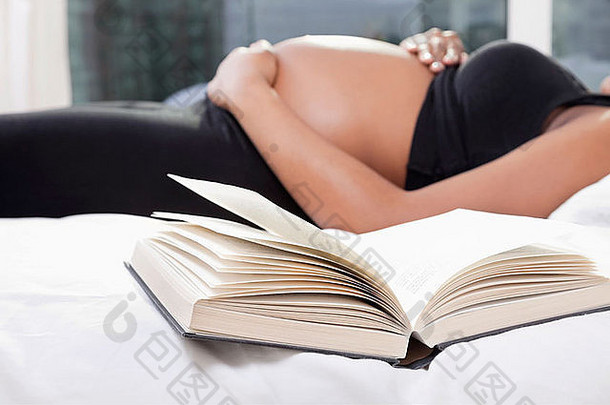 中期部分怀孕了女人说谎床上开放书前景