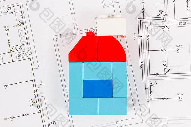 彩色塑料玩具块和房屋施工图。购买或租赁房屋的概念