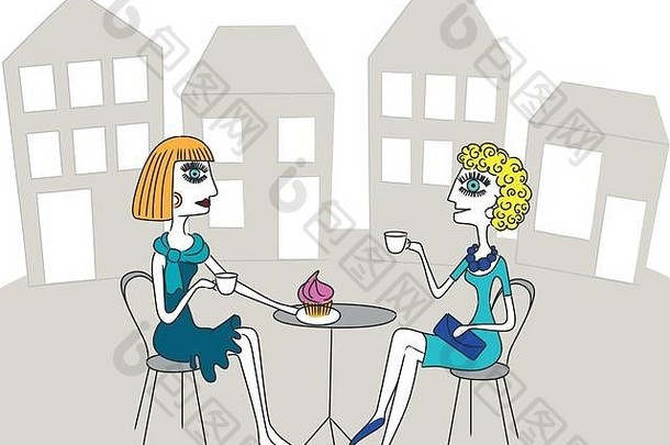 两个女人坐在老城的街头咖啡馆里