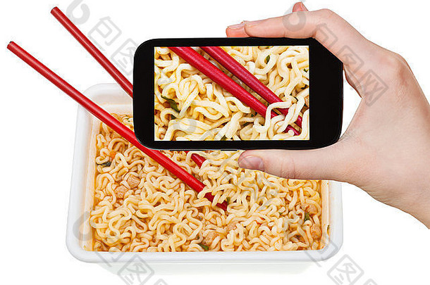 拍摄食物概念旅游需要图片红色的筷子中国人煮熟的即时拉面智能手机韩国