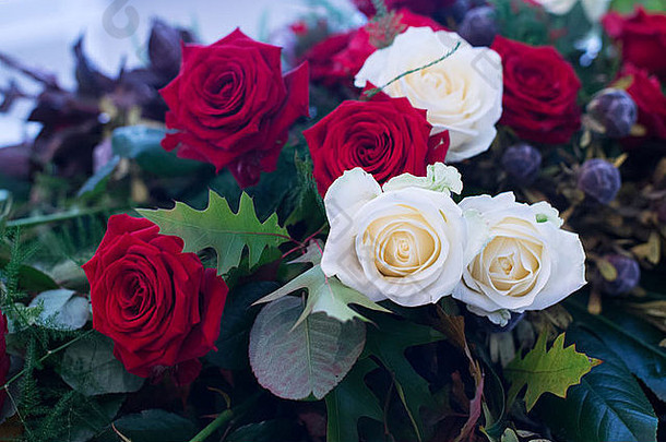 有白玫瑰和红玫瑰的花束