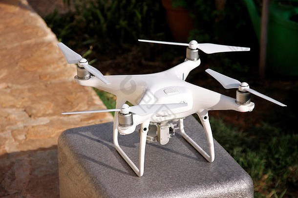 白色四轴飞行器无人机数字相机站准备好了飞空气照片记录镜头无人机
