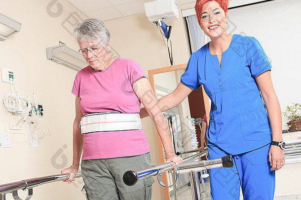 一位老太太和她的理疗师在医院里