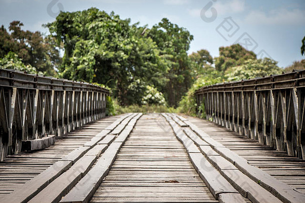 巴布亚新几内亚布干维尔岛上的一座手工建造的木桥