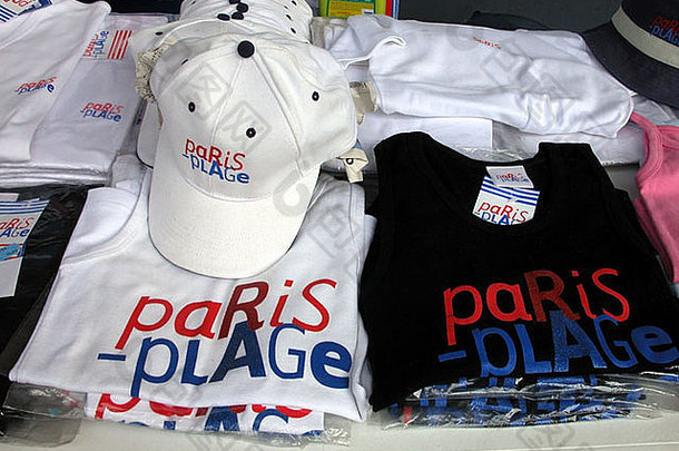 法国巴黎商店橱窗展示巴黎普拉格T恤和棒球帽
