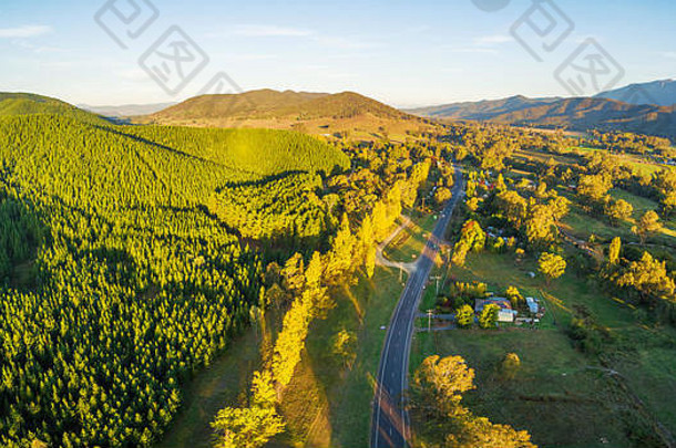 伟大的高山路通过澳大利亚农村日落空中景观维多利亚澳大利亚