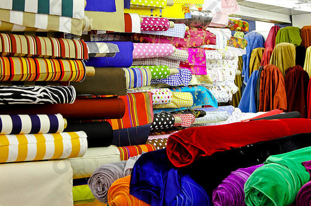 分类色彩鲜艳的纺织织物卷仓库