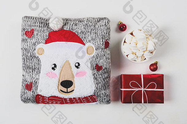 圣诞礼物。针织毛衣、拖鞋和热巧克力，棉花糖放在白色木制桌子背景上。平铺。顶视图。调子