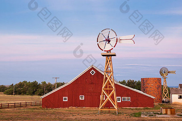 科罗拉多州17英里农场公园的老红色谷仓。