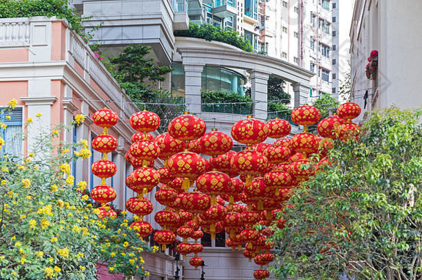香港许多挂在建筑物之间的红灯笼