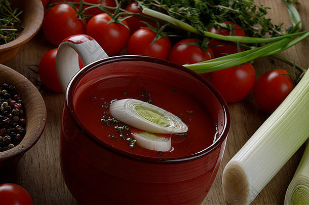 的意大利蕃茄汤放在陶瓷碗里。健康饮食观念。