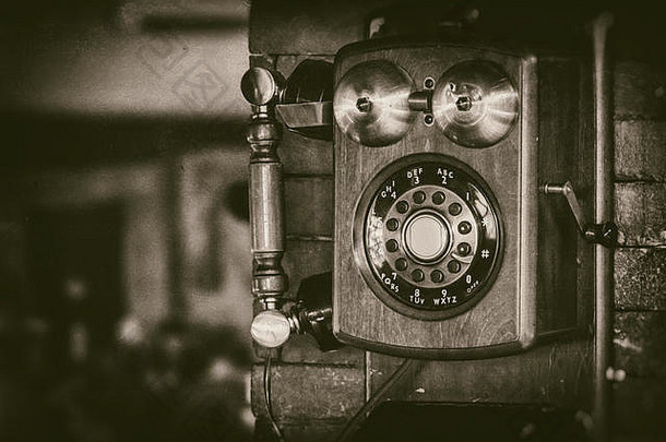 老式壁挂式电话，单色铜铃-复古摄影
