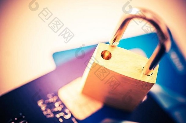 安全支付概念挂锁信贷卡片特写镜头照片概念