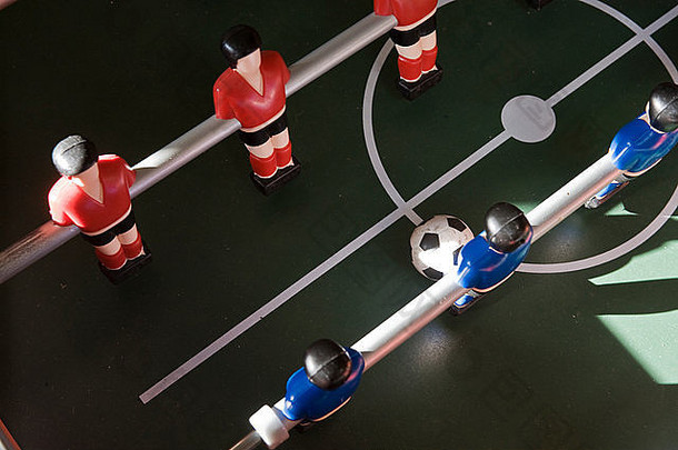 桌上的红色和蓝色足球运动员足球比赛中的人物