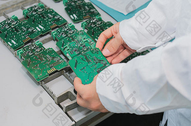 技术员电脑电路董事会芯片备用部分组件电脑设备生产电子产品维护概念高技术
