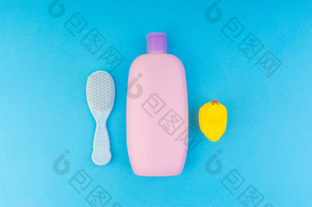平躺作文婴儿护理<strong>产品</strong>蓝色的背景视图洗发水淋浴瓶过来这里清洁刷黄色的橡胶玩具