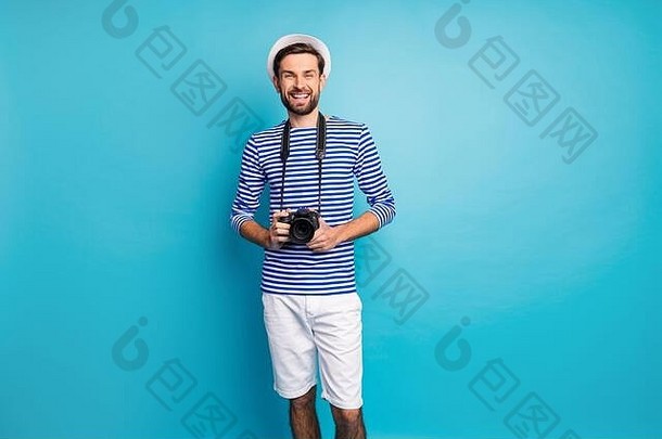 时髦帅哥照片游客手持专业职业数码相机出国旅游拍照穿条纹水手衬衫帽子短裤