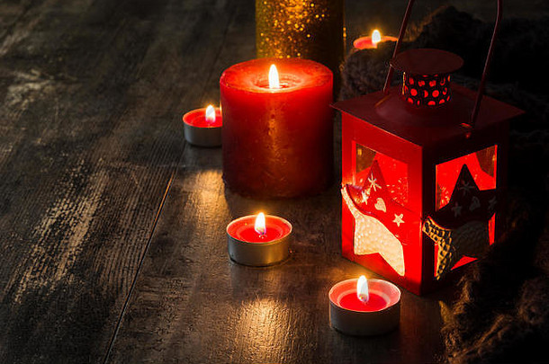 木制桌子上的圣诞蜡烛。昏暗的灯光。拷贝空间
