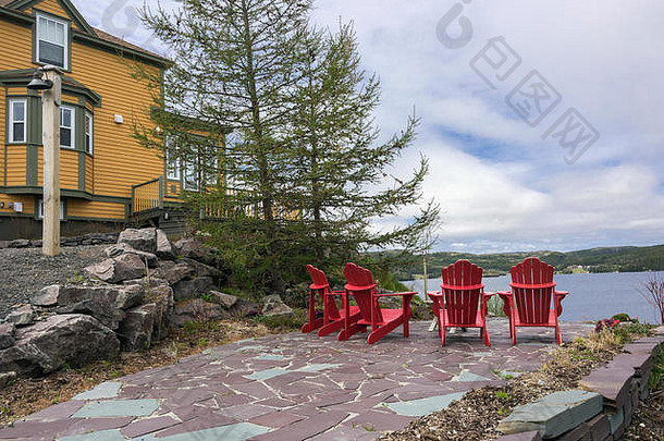 视图费雪湾红色的阿迪朗达克椅子三一纽芬兰