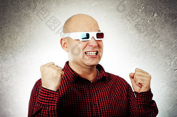 一个戴着浮雕眼镜的微笑男子正在欣赏3d电影的肖像。