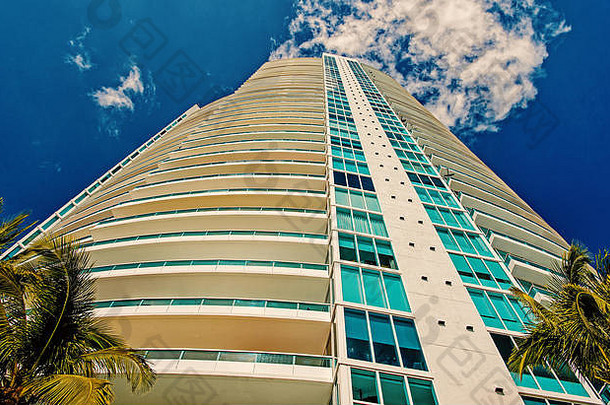 迈阿密的现代豪华豪华建筑外观。阳光明媚的日子里，佛罗里达与蓝天交相辉映