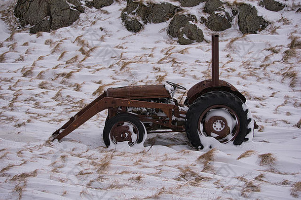 冰岛雪地上一辆生锈的旧<strong>拖拉机</strong>