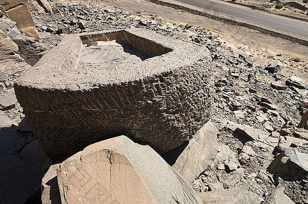 埃及红海丘陵Wadi Hammamat片岩采石场中废弃的未完工石棺。
