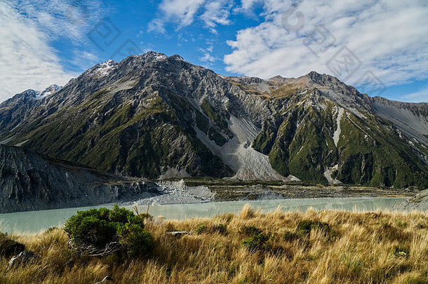 新西兰南部岛屿上山谷和小溪后面的一座山的清晰照片