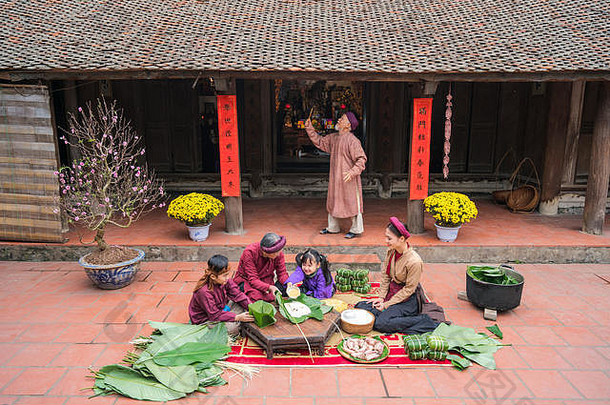 越南家庭成员使球钟老式的房子院子里钟蛋糕著名的菜小姐坛