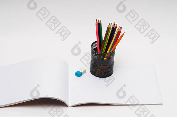 在白色背景上绘制<strong>画册</strong>和彩色铅笔。返校