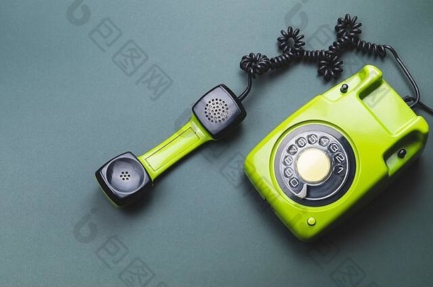 带<strong>手机</strong>的经典<strong>手机</strong>。复古绿色电话，电话接收器隔离在紫色背景上。旧的通讯技术。拷贝空间