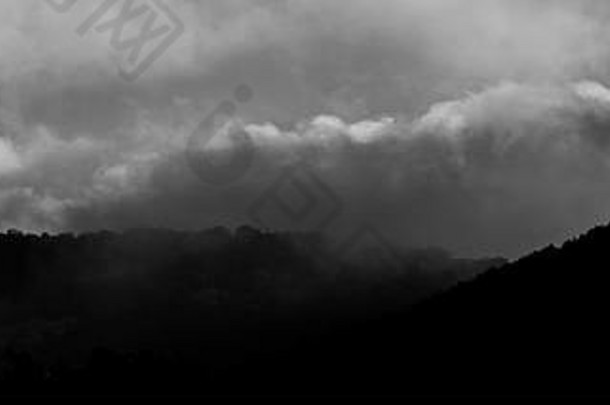 清晨日出时山上的云雾。夏季。网络横幅。自然背景。