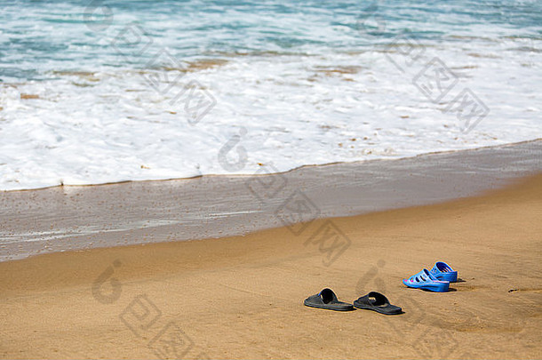 沙滩上的男女拖鞋，暑假概念