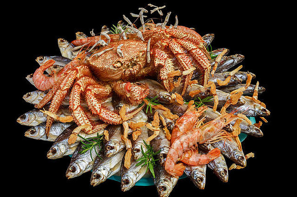 大多毛的煮熟的蟹坐在堆干咸鱼礼物花束黑色的背景一边视图