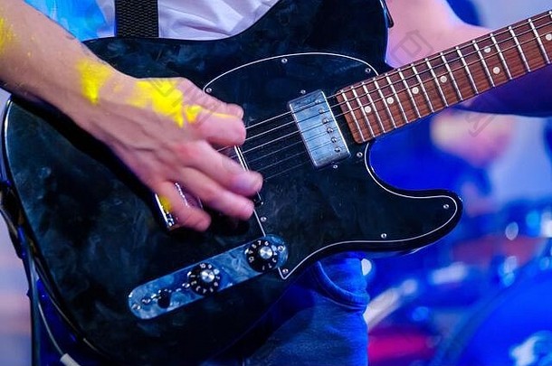 吉他手玩电吉他生活音乐会