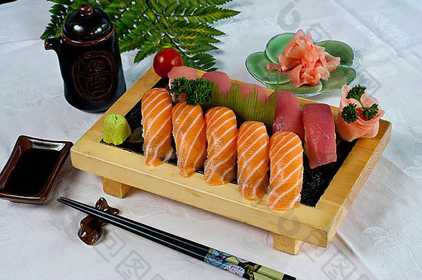 巴黎日本餐厅，日本料理，三文鱼，<strong>红金鱼</strong>寿司，放在木盘上