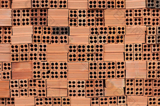 红色粘土或赤陶砖整齐地堆放在建筑工地上