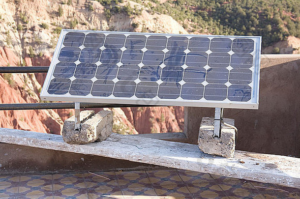 太阳能电池板为摩洛哥阿特拉斯山脉的一座偏僻房屋供电。