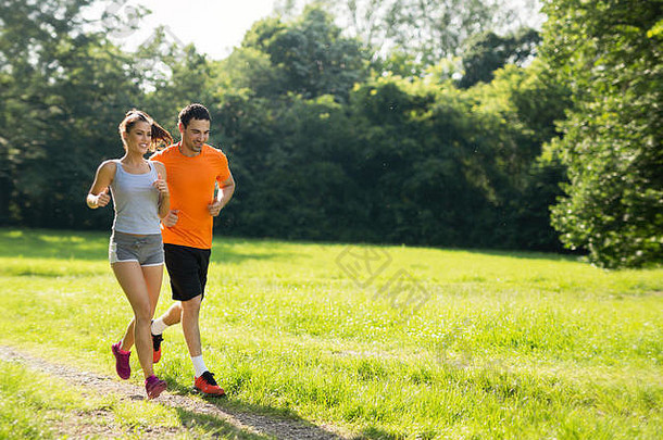 大自然中一起跑步和慢跑的幸福夫妻