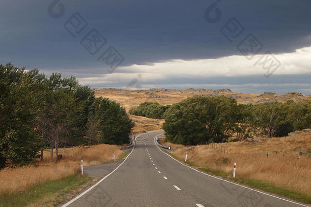 新西兰南岛达尼丁附近的乡村道路