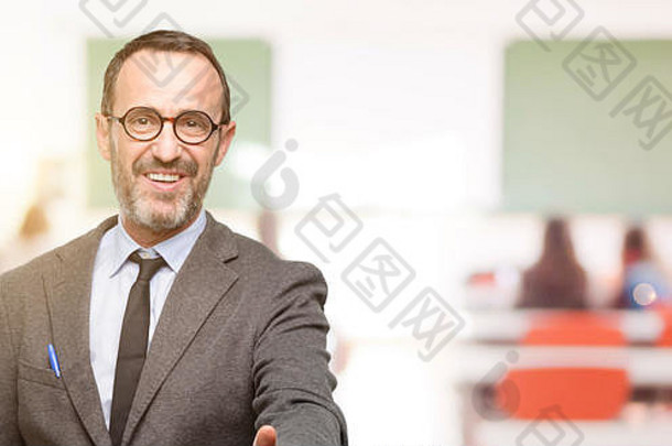 老师男人。眼镜持有手欢迎握手构成表达信任成功概念问候教室