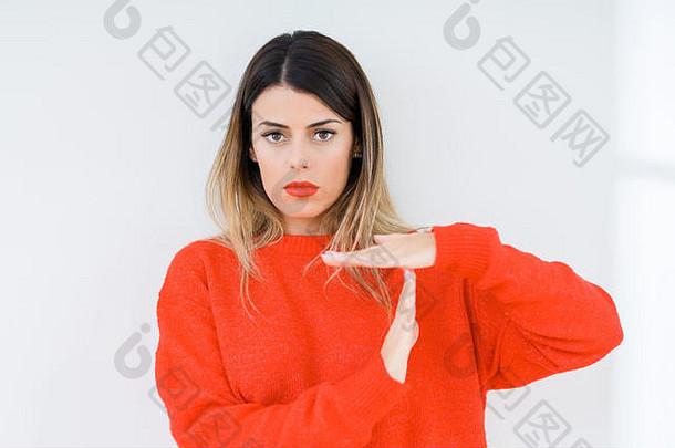 年轻的女人穿休闲红色的毛衣孤立的背景时间手势手沮丧脸