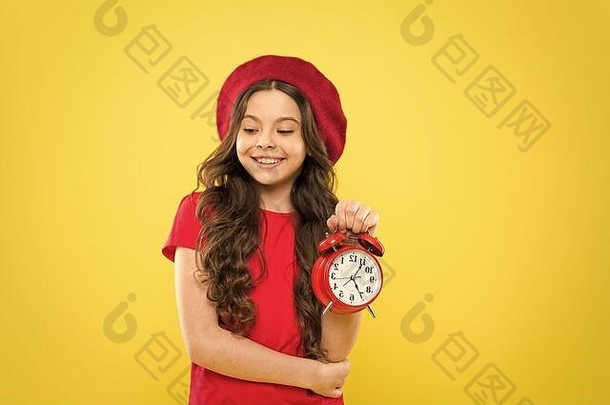 控制个人时间。设置闹钟。小女孩抱着红色的钟。总是准时。永远不会太迟。一切都在控制之中。定义自己的生活节奏。时间表和时间。