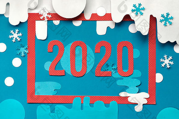 蓝色、红色和白色的圣诞纸背景，红色框架上的俯视图，抽象的雪花背景上的2020号
