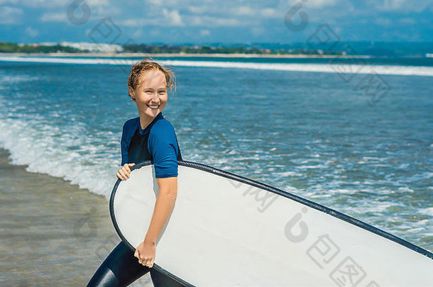 穿着泳衣的年轻女子，为准备冲浪的初学者准备冲浪。积极情绪