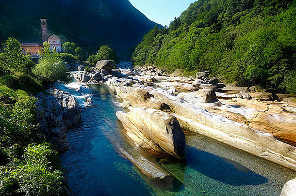 阿尔卑斯山麓的岩石山麓溪流，位于提契诺拉维特佐附近的偏远山谷瓦尔·维萨斯卡
