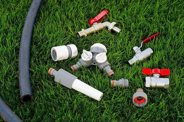 塑料、水壶、花园浇水软管、草坪。